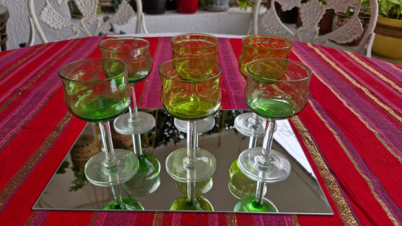 Juego de 6 copas verdes con base blanca