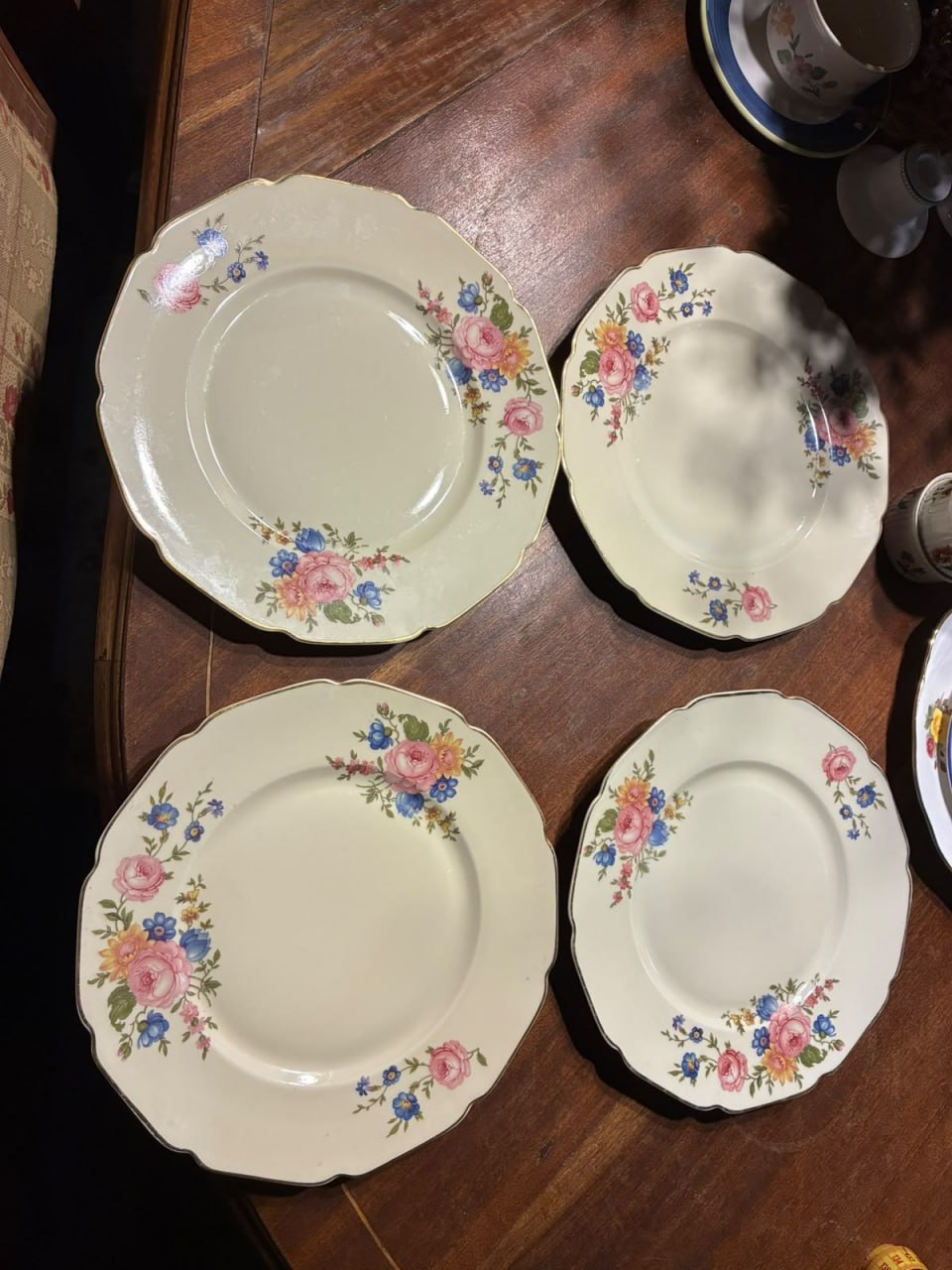 Set 4 platos rosas borde dorado
