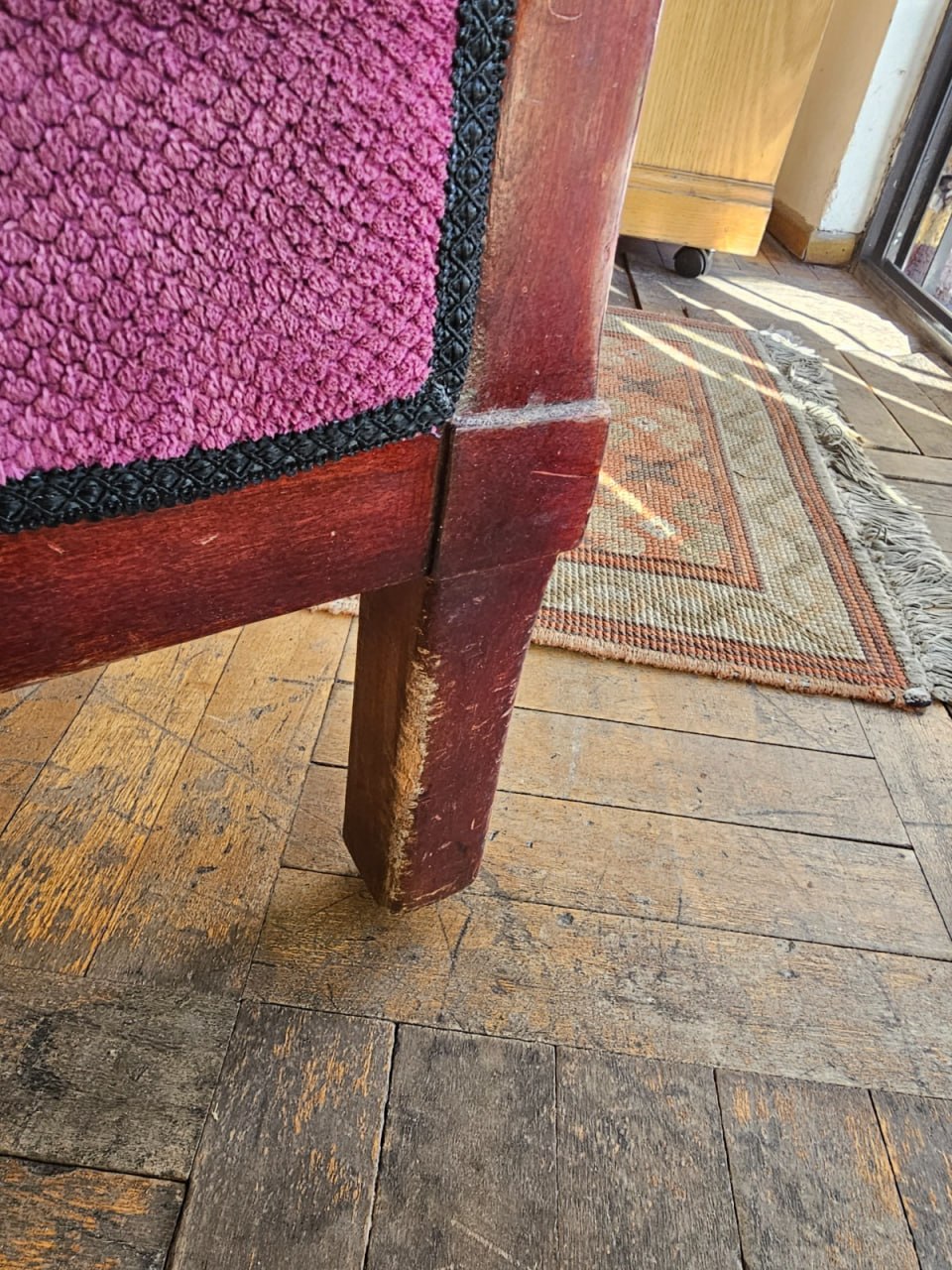 Sillón patas madera