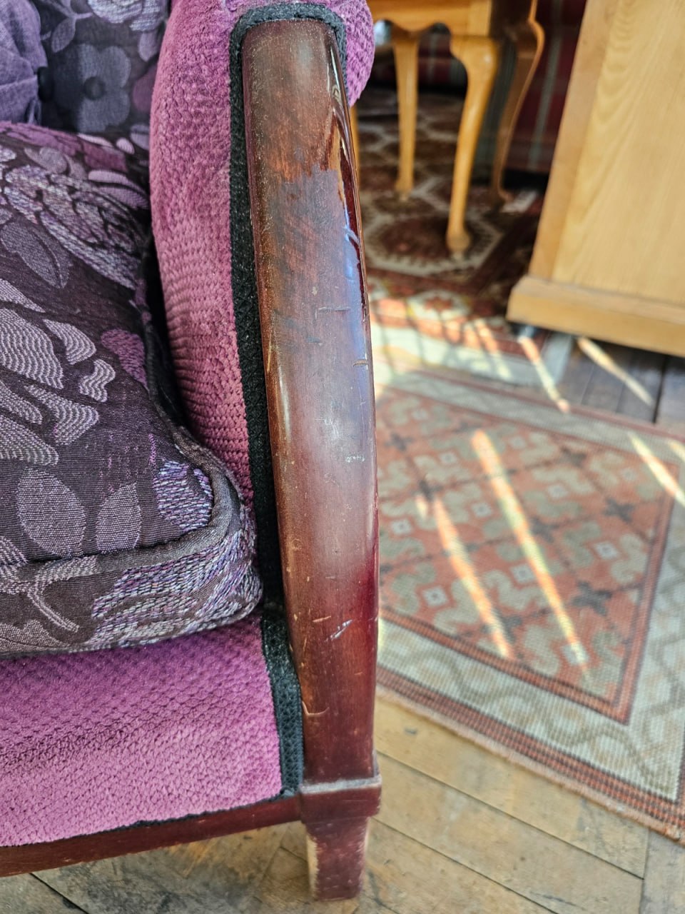 Sillón patas madera