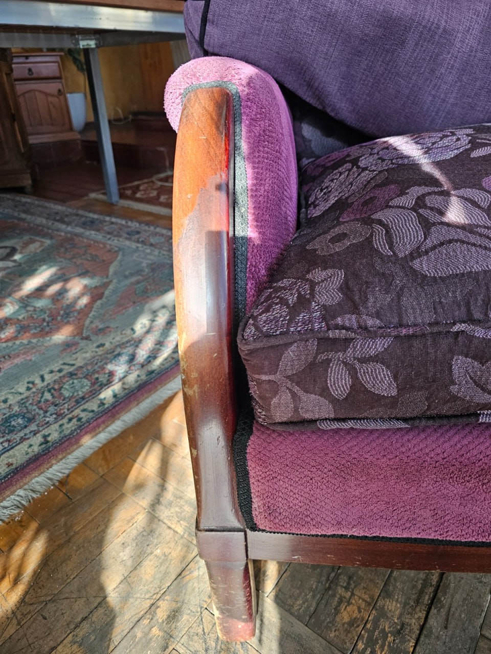 Sillón patas madera