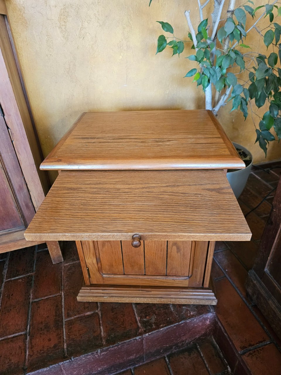 Velador con mesa extensible cajón y puerta