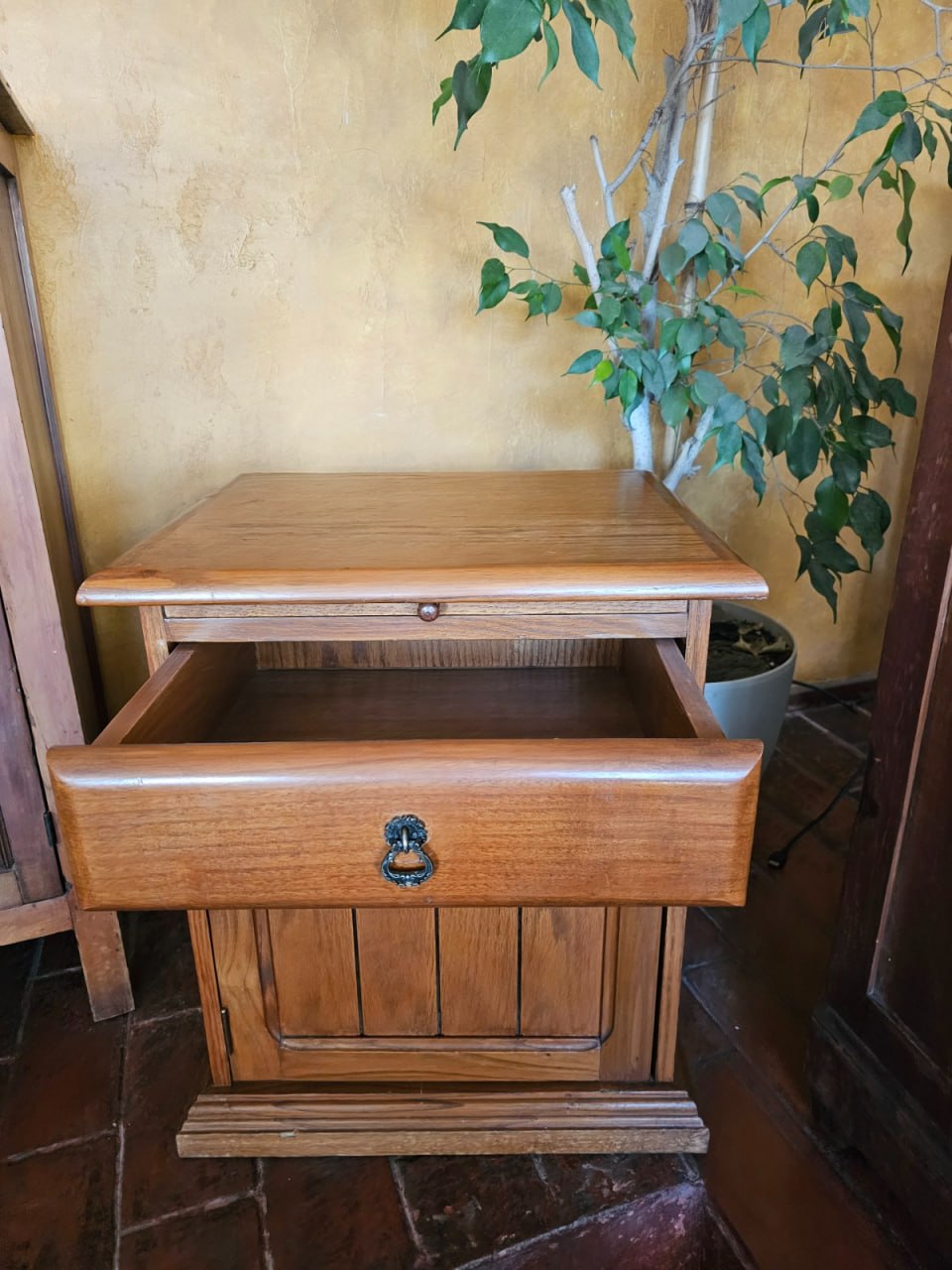 Velador con mesa extensible cajón y puerta