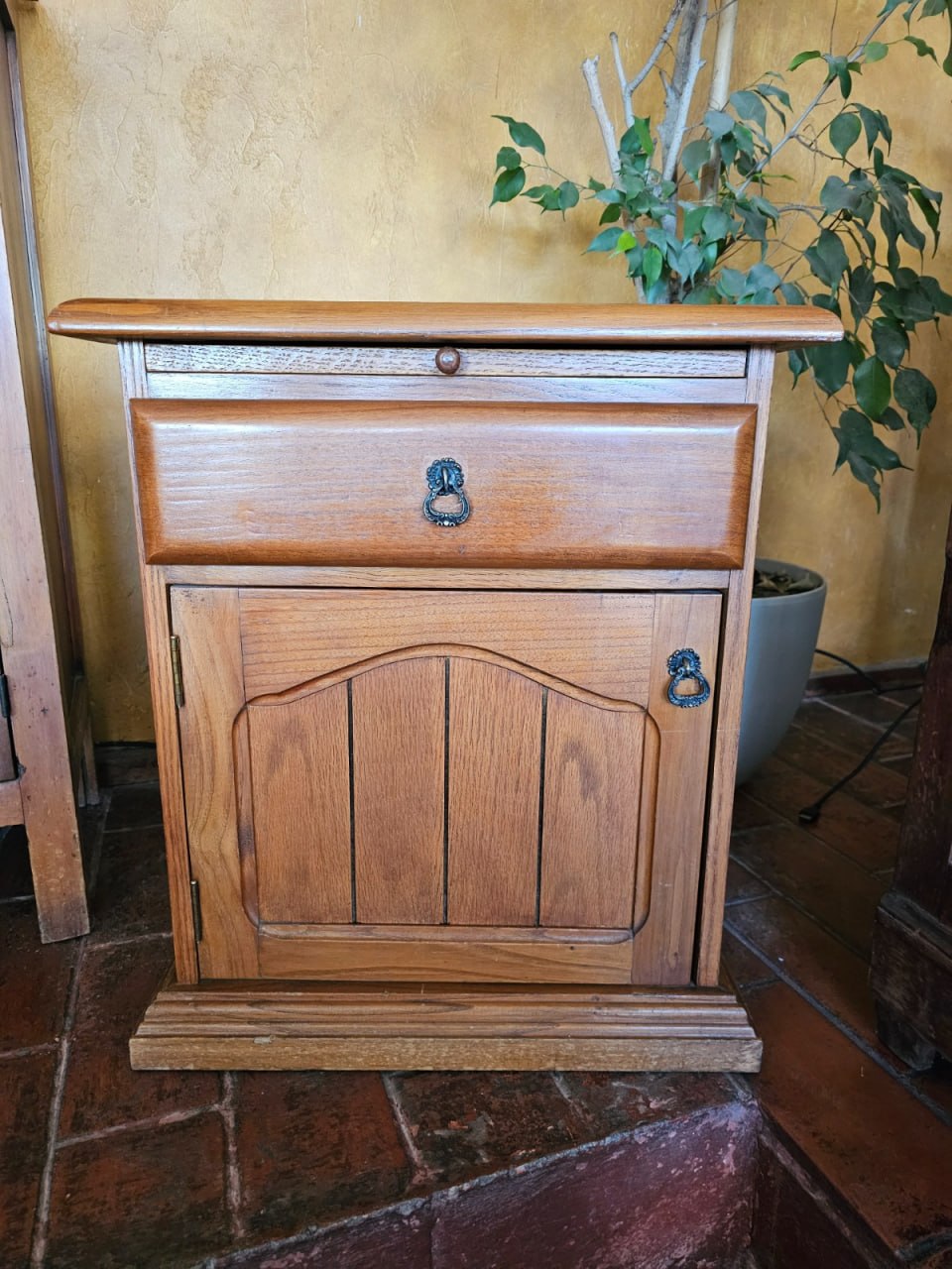 Velador con mesa extensible cajón y puerta