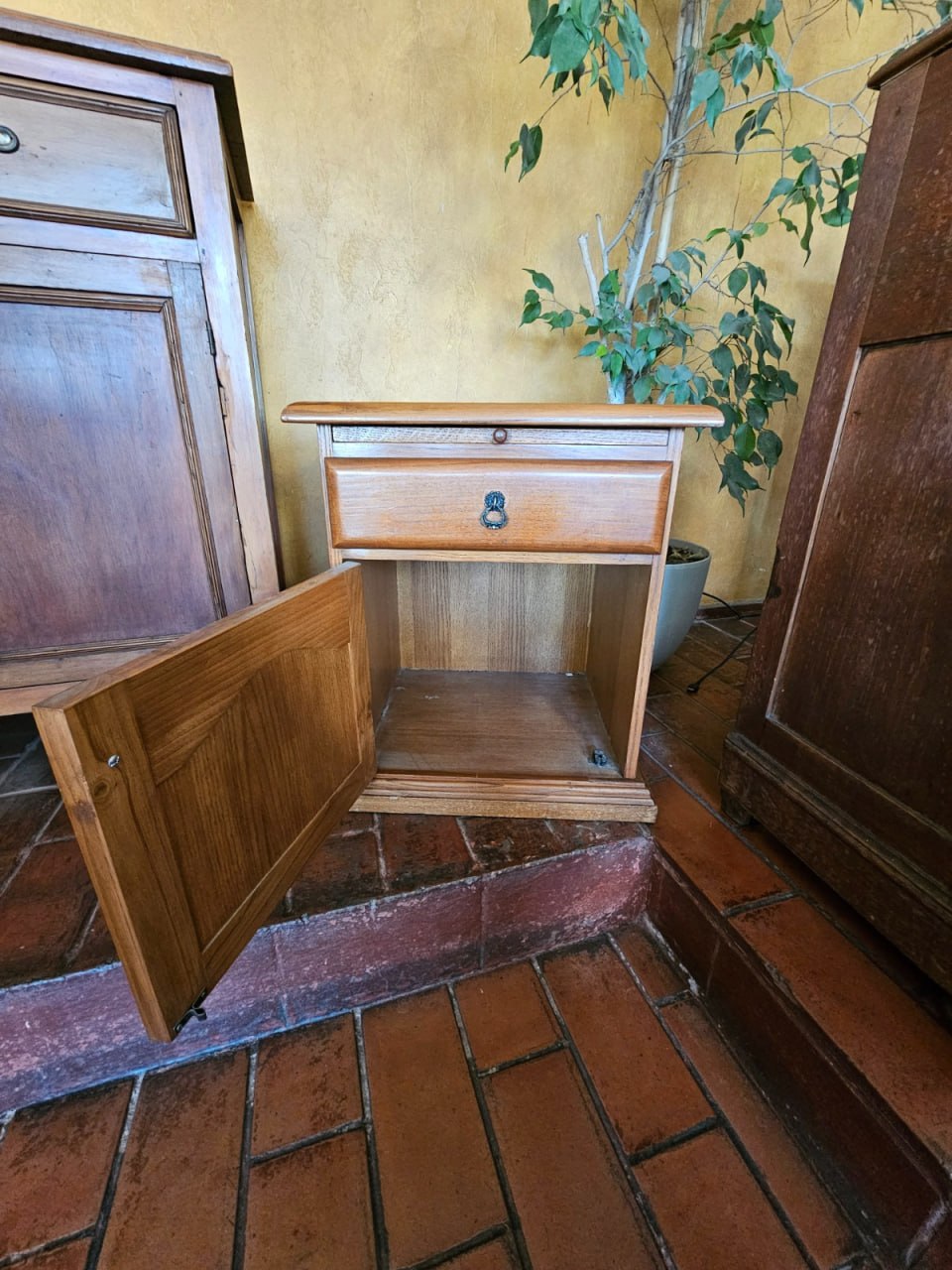 Velador con mesa extensible cajón y puerta