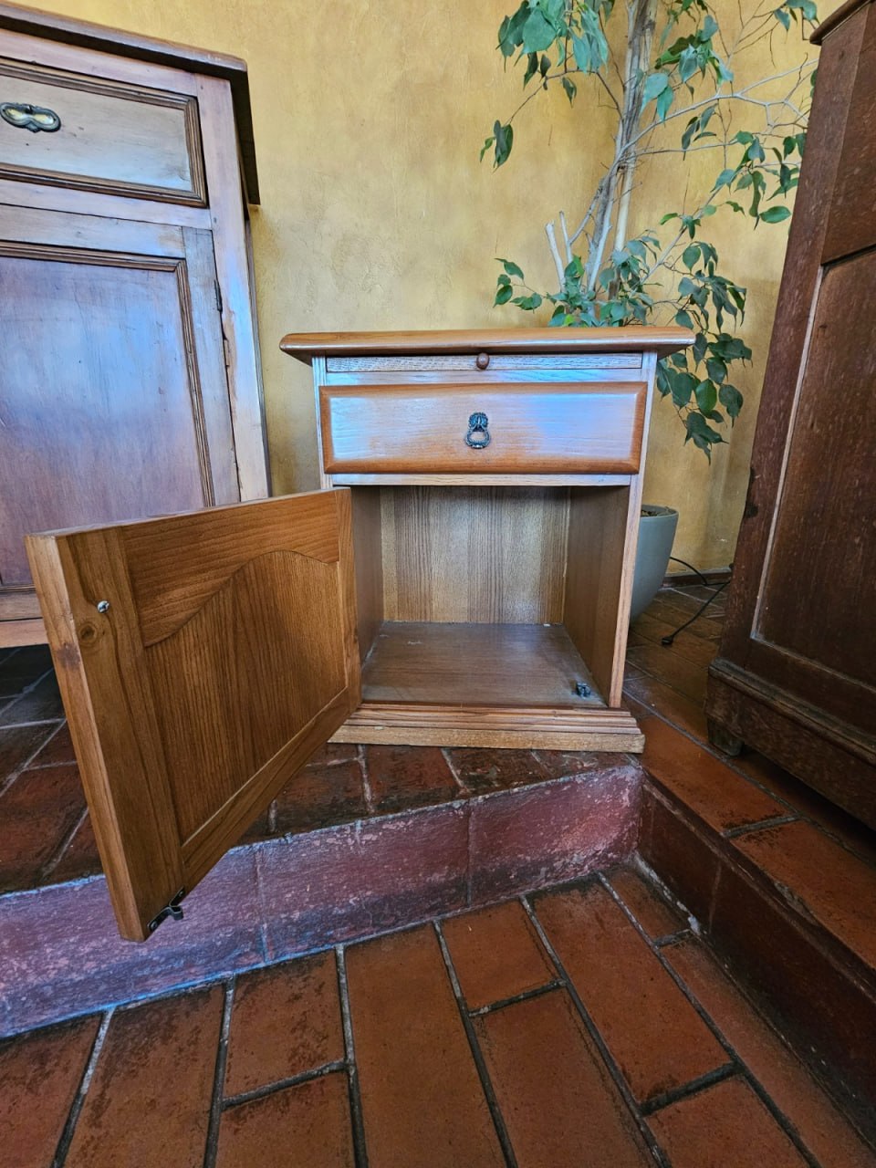 Velador con mesa extensible cajón y puerta