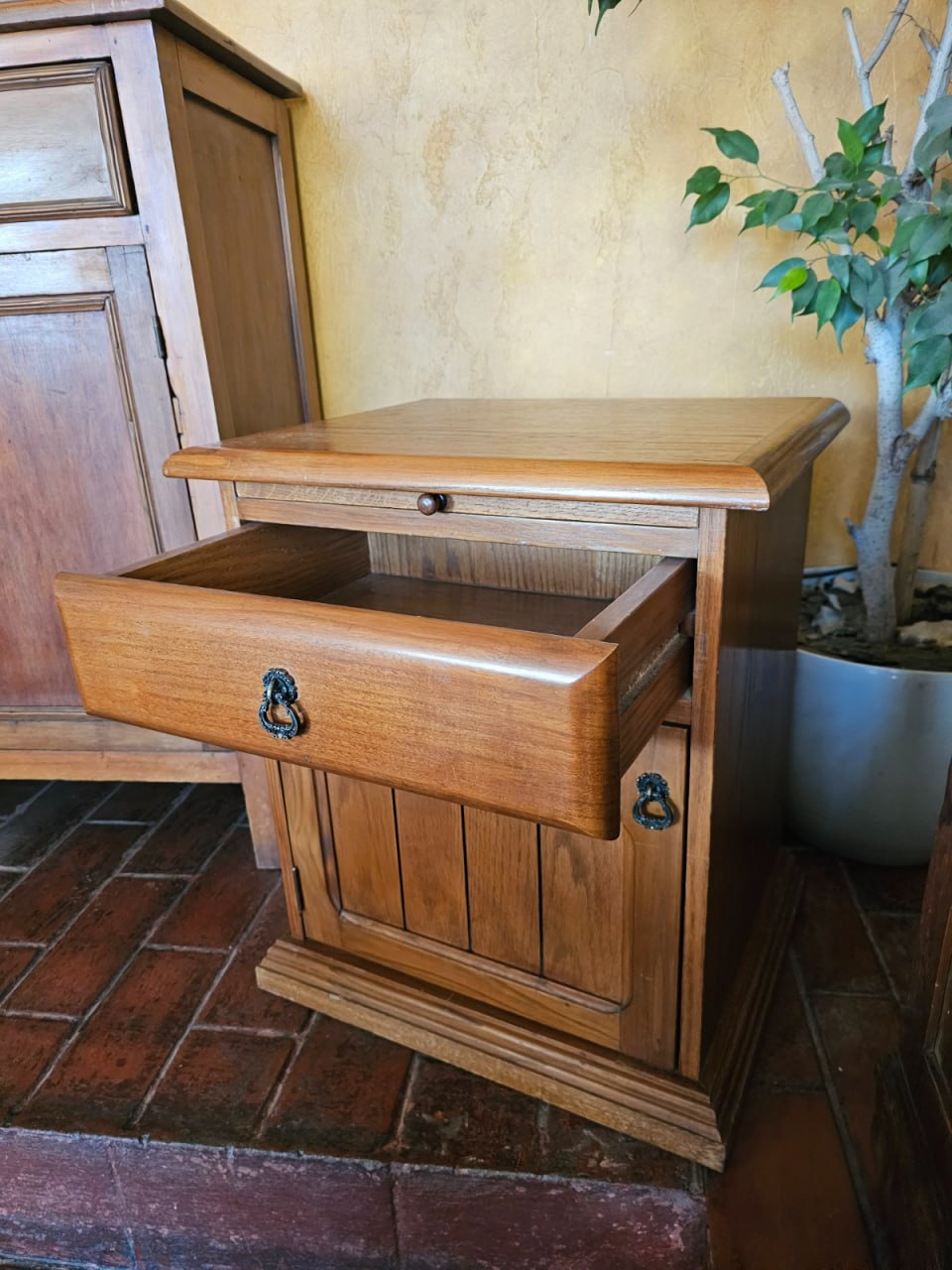 Velador con mesa extensible cajón y puerta