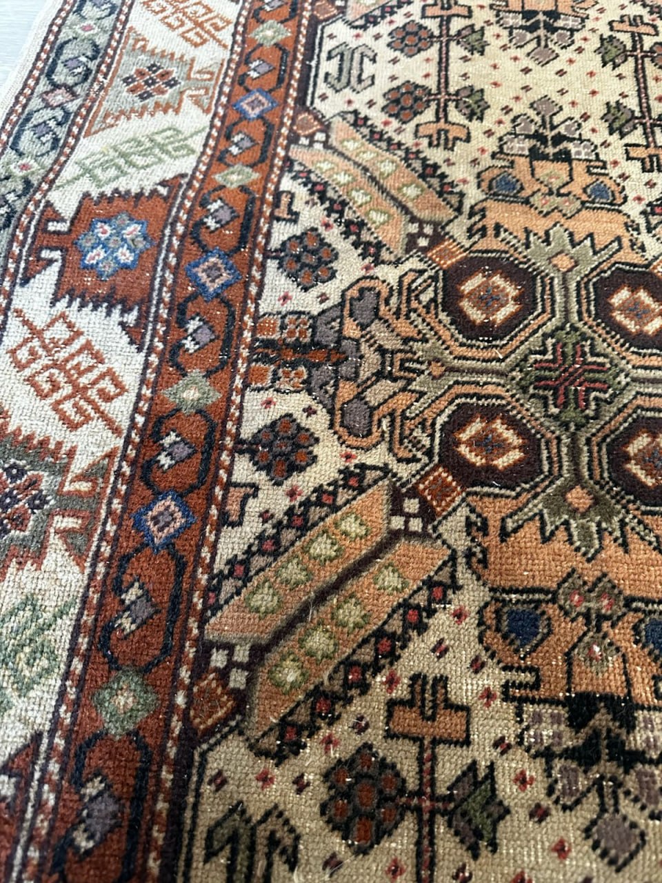 Alfombra café y amarillo