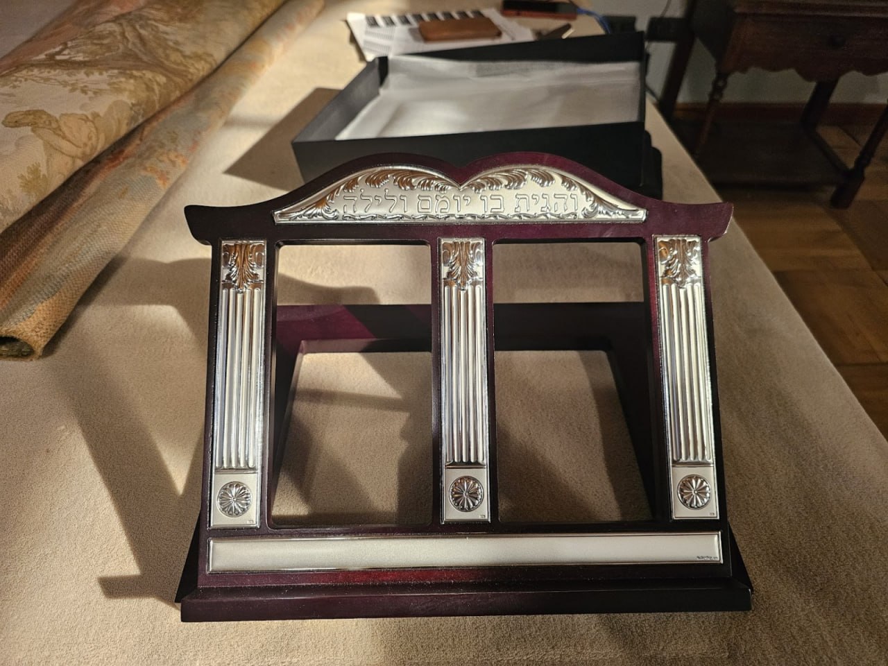 Atril para libros Hazorfim madera y plata
