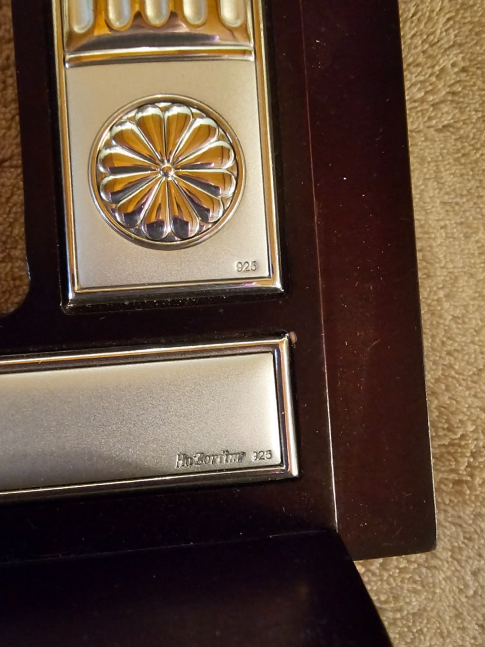 Atril para libros Hazorfim madera y plata