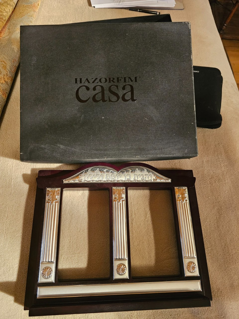Atril para libros Hazorfim madera y plata