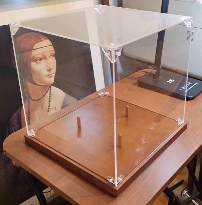 Caja exhibidora acrílico base madera