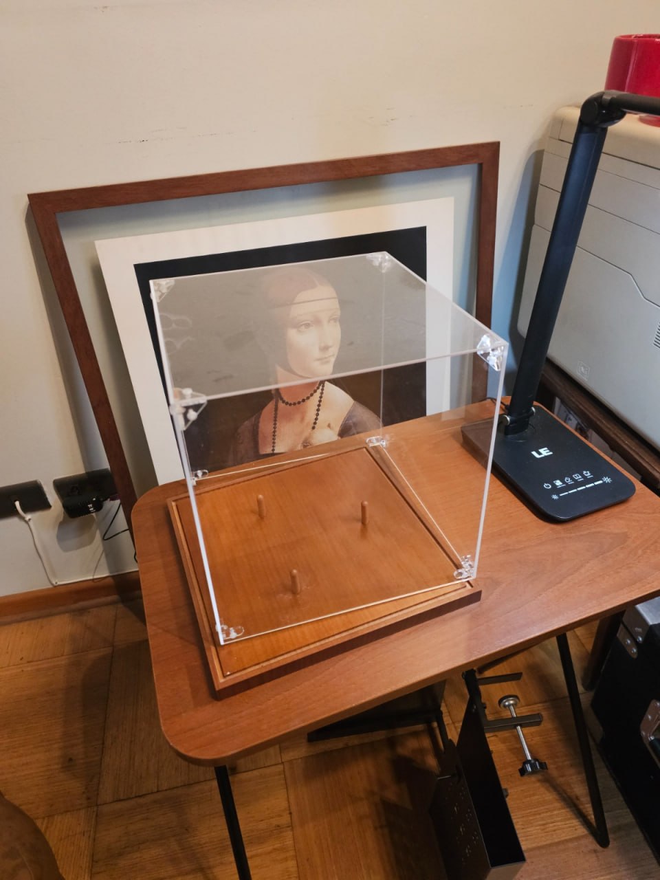 Caja exhibidora acrílico base madera