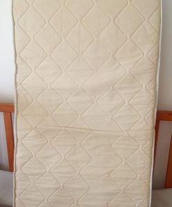 Cuna de madera barnizada