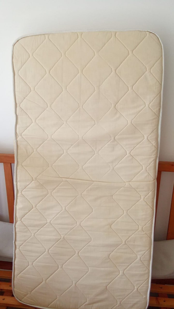 Cuna de madera barnizada