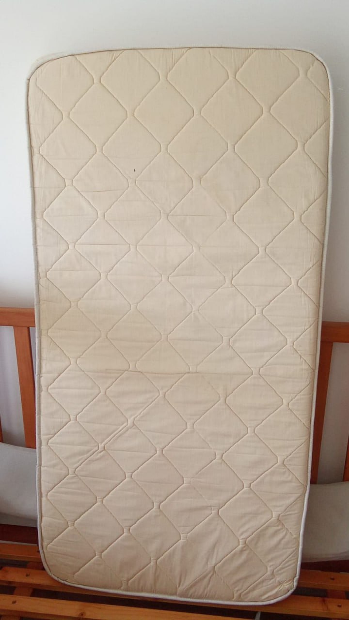 Cuna de madera barnizada