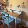 Escritorio de madera con silla normando celeste