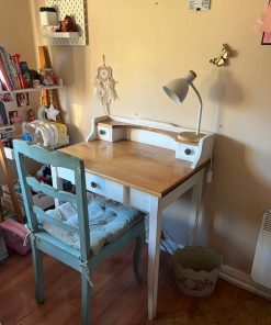 Escritorio de madera con silla normando celeste