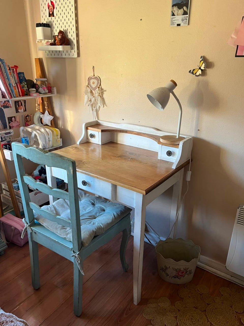 Escritorio de madera con silla normando celeste