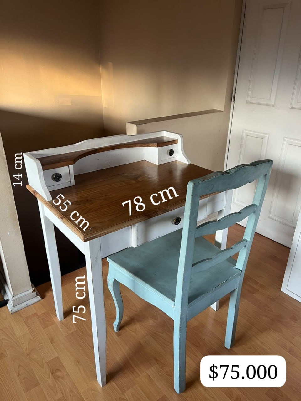 Escritorio de madera con silla normando celeste