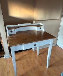 Escritorio de madera con silla normando celeste