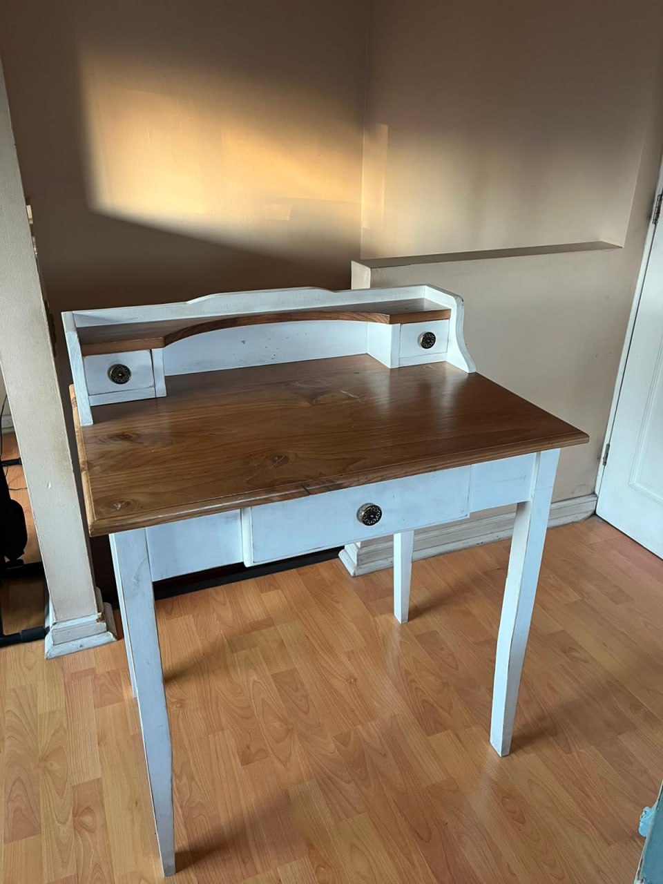 Escritorio de madera con silla normando celeste