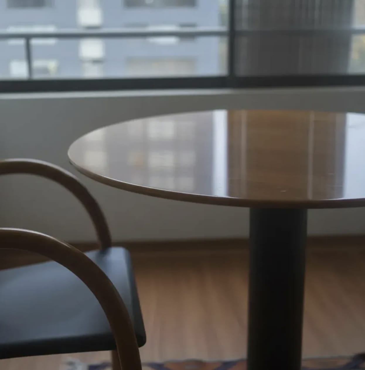 Mesa de comedor madera noble redonda - Imagen 4