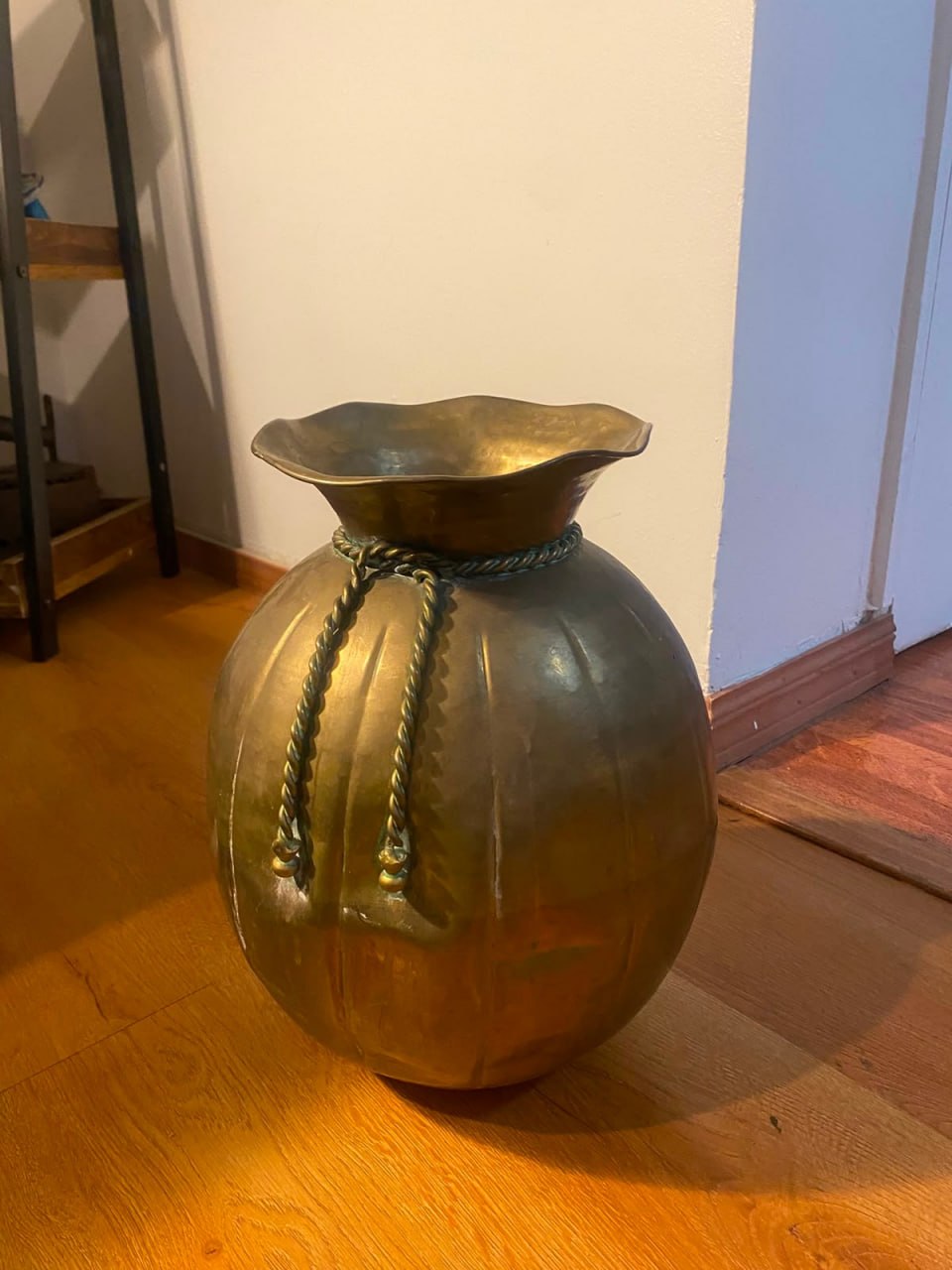 Recipiente decorativo bronce cuerdas