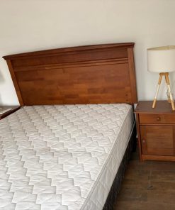 Cama 2 plazas con veladores, respaldo y lámparas
