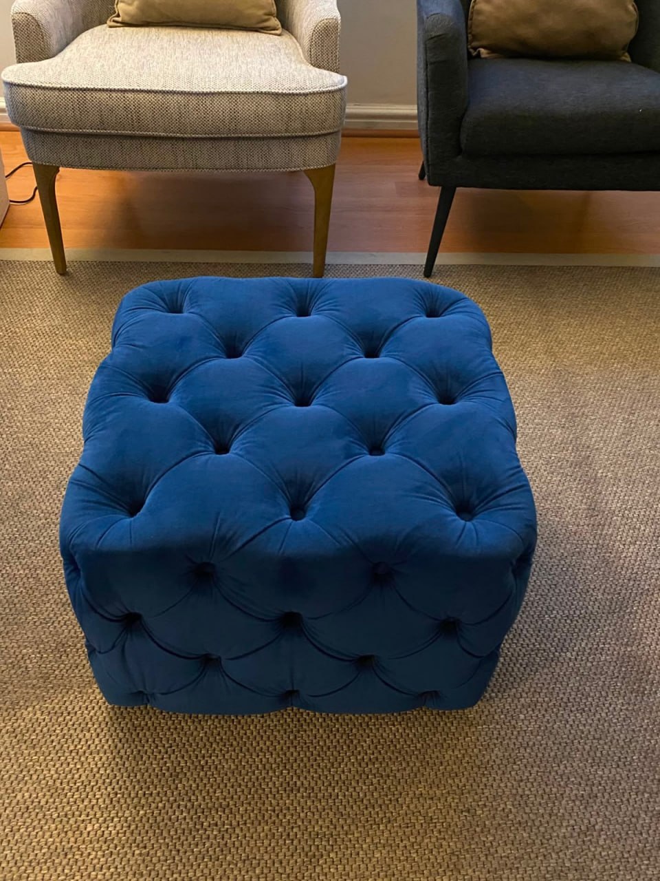 Pouf velvet azul capitoné