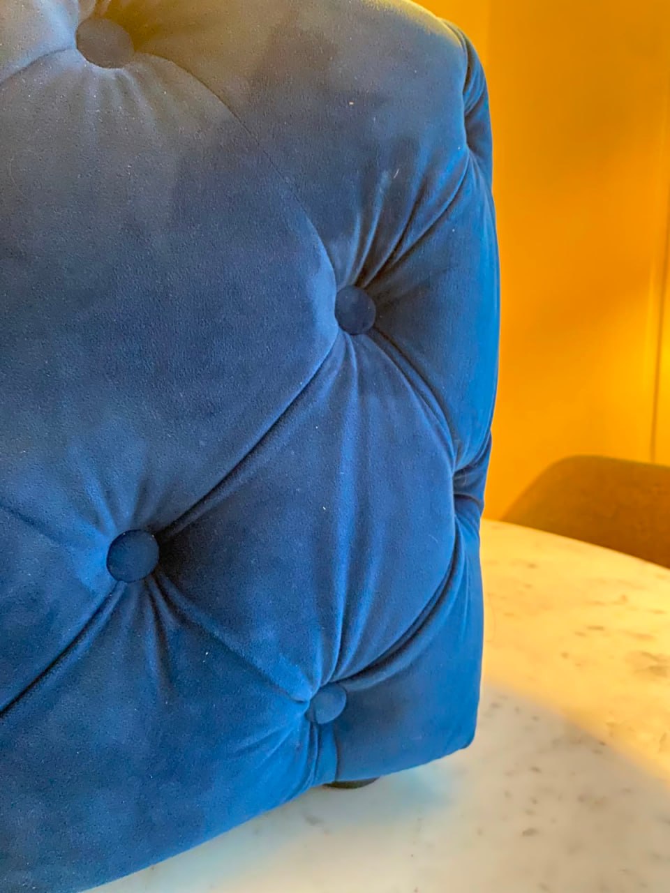 Pouf velvet azul capitoné - Imagen 2