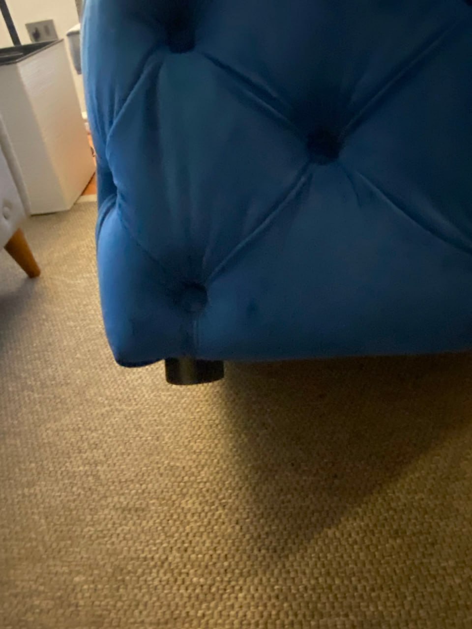 Pouf velvet azul capitoné - Imagen 4