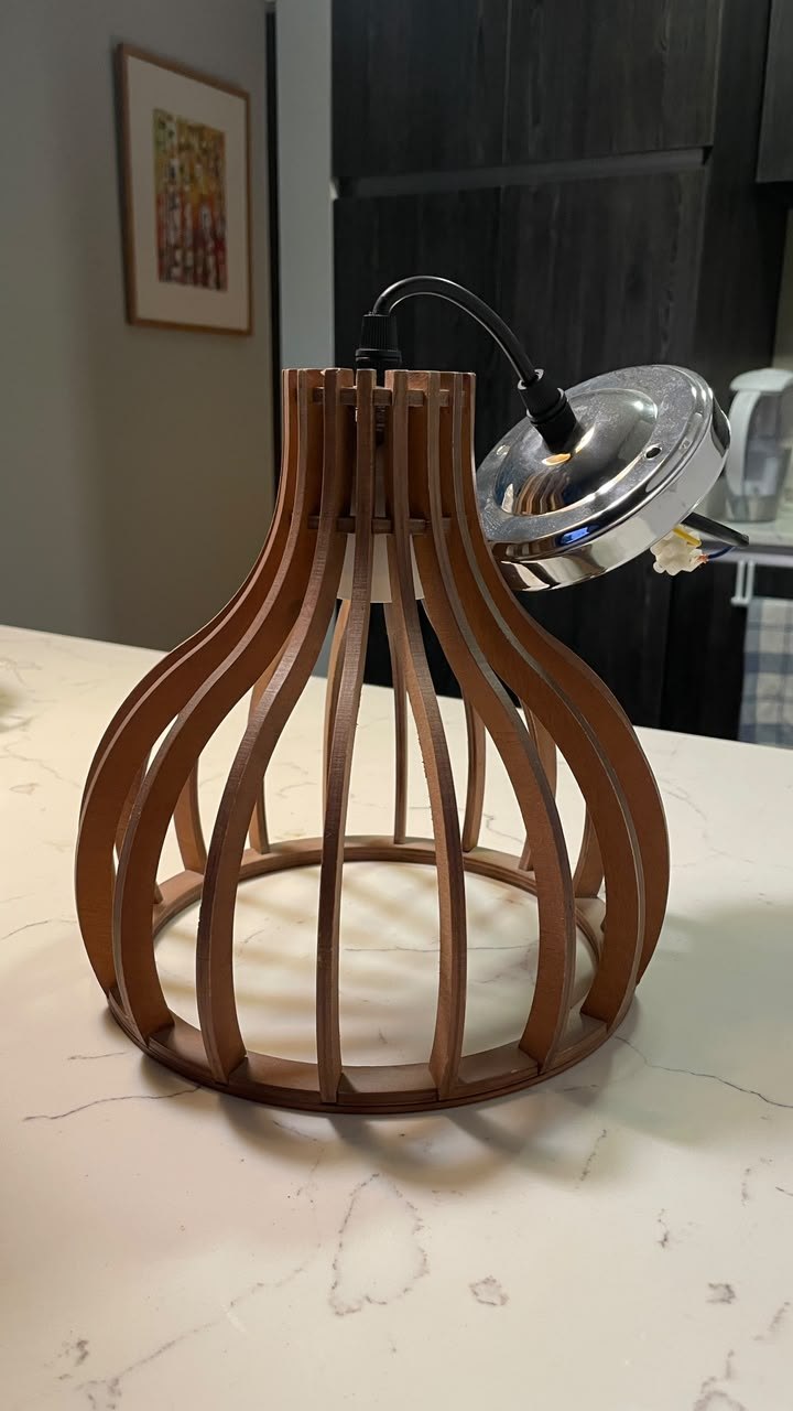 Lámpara de techo en madera CNC café