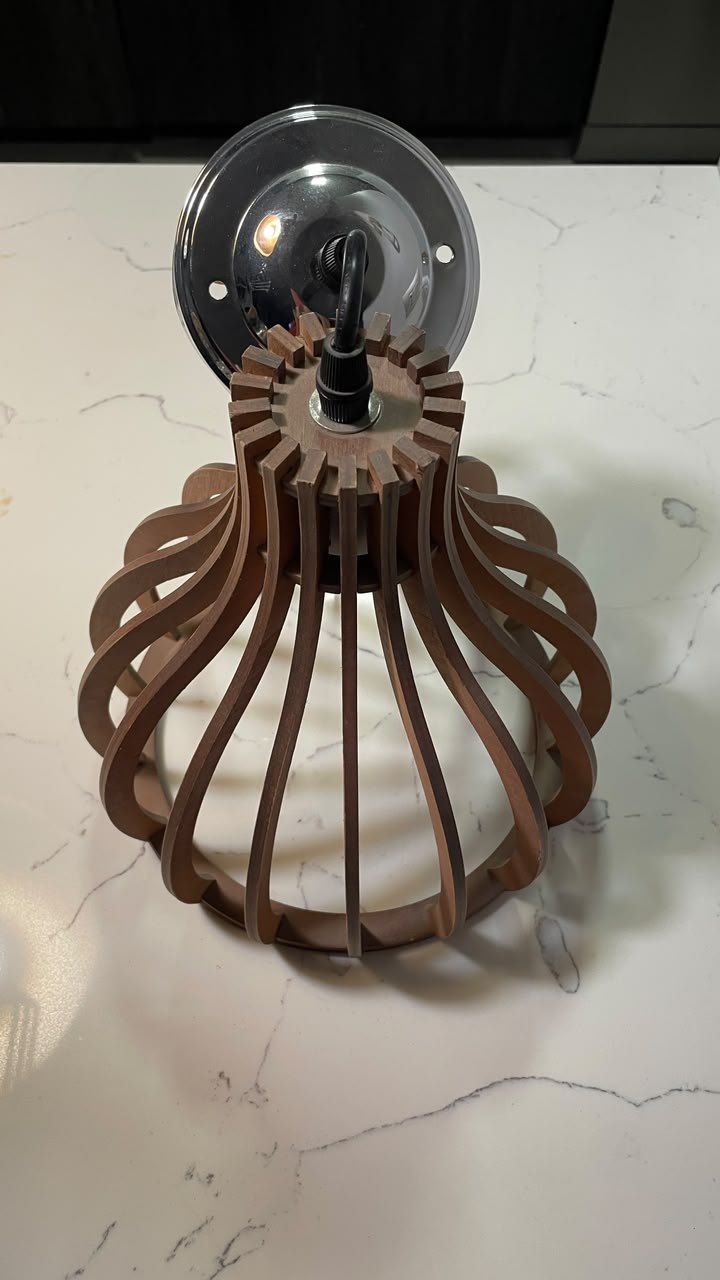 Lámpara de techo en madera CNC café