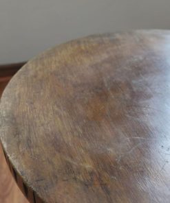 Mesa de madera redonda tallada