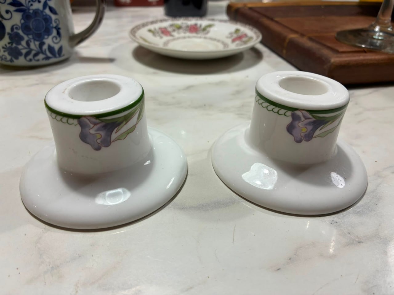 Par candelabros ingleses con sello