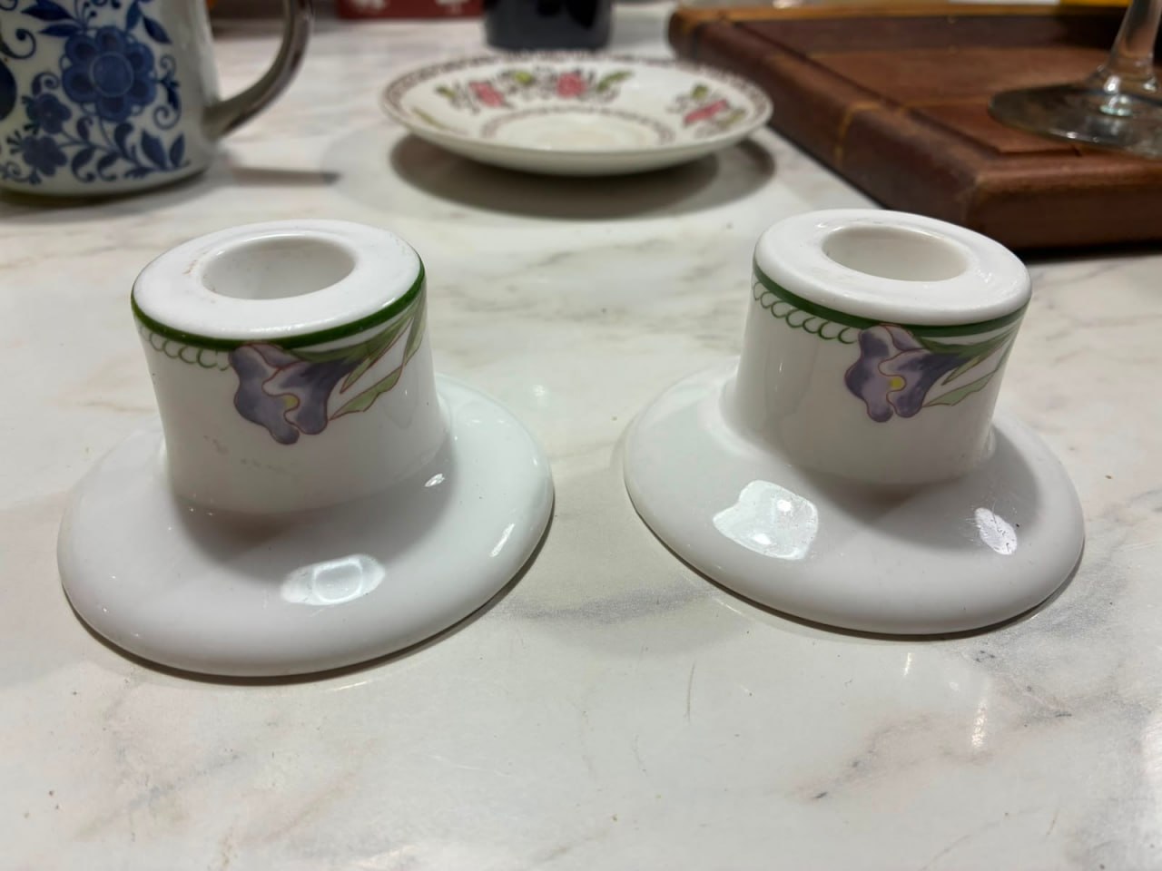 Par candelabros ingleses con sello