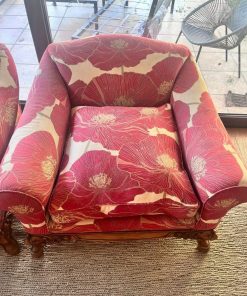 Par sillones base madera tallada