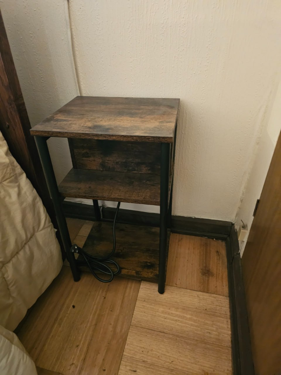 Par veladores con panel enchufes y entradas USB